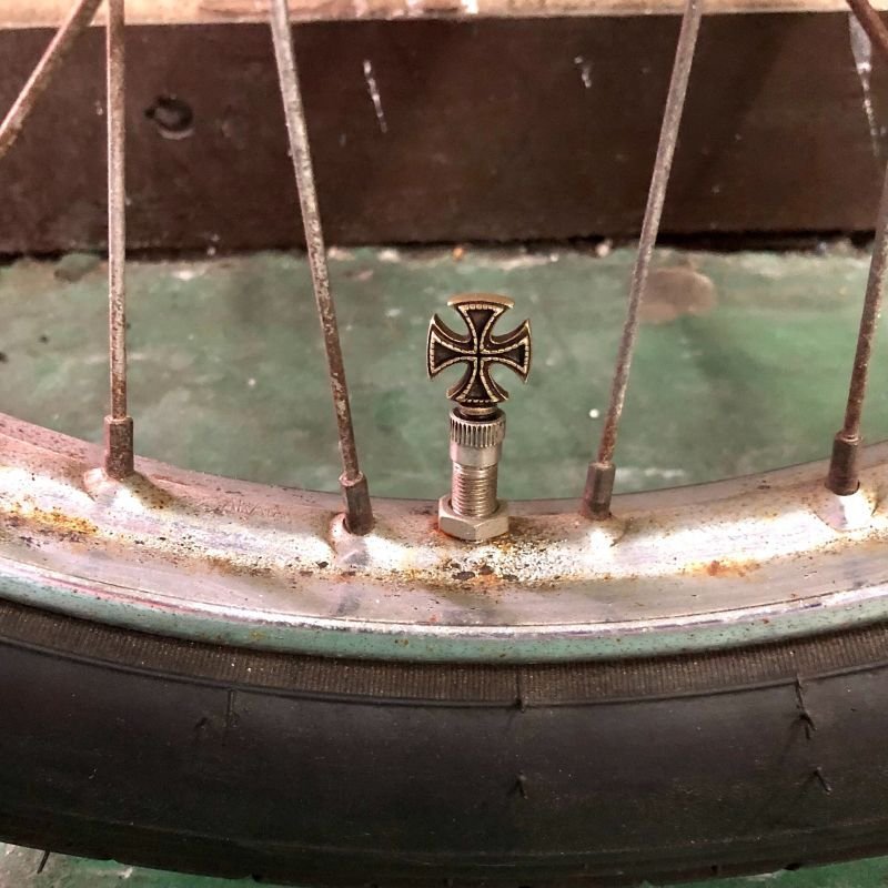 画像3: HATCHET Metal Work Studio | HBC-11-B "IRON CROSS" ValveCap  (3)