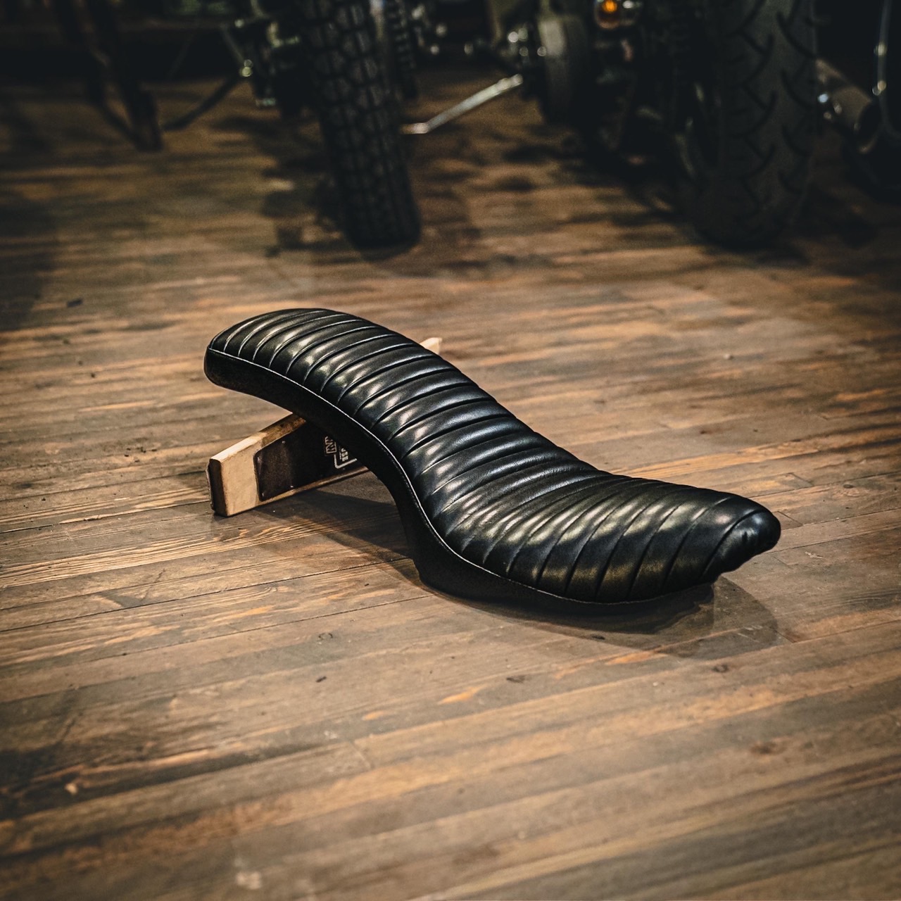 画像5: HATES SEAT CO. | TUCK ROLL COBRA SEAT side to side  (5)