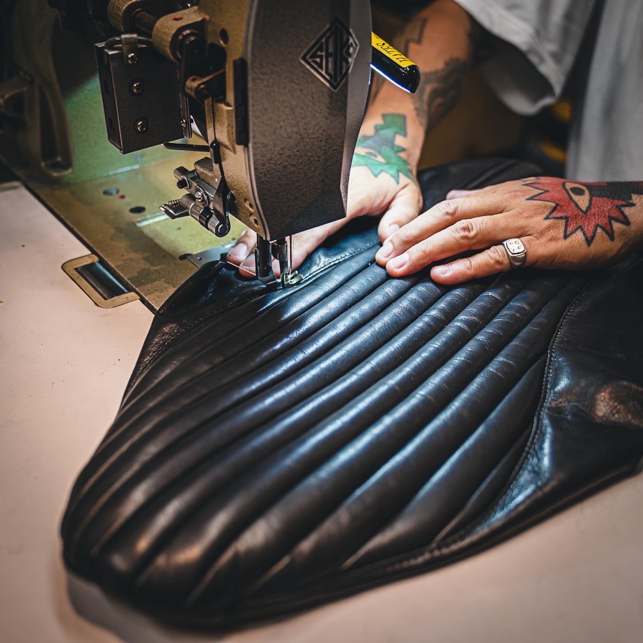 画像: HATES SEAT CO. | TUCK ROLL COBRA SEAT side to side 