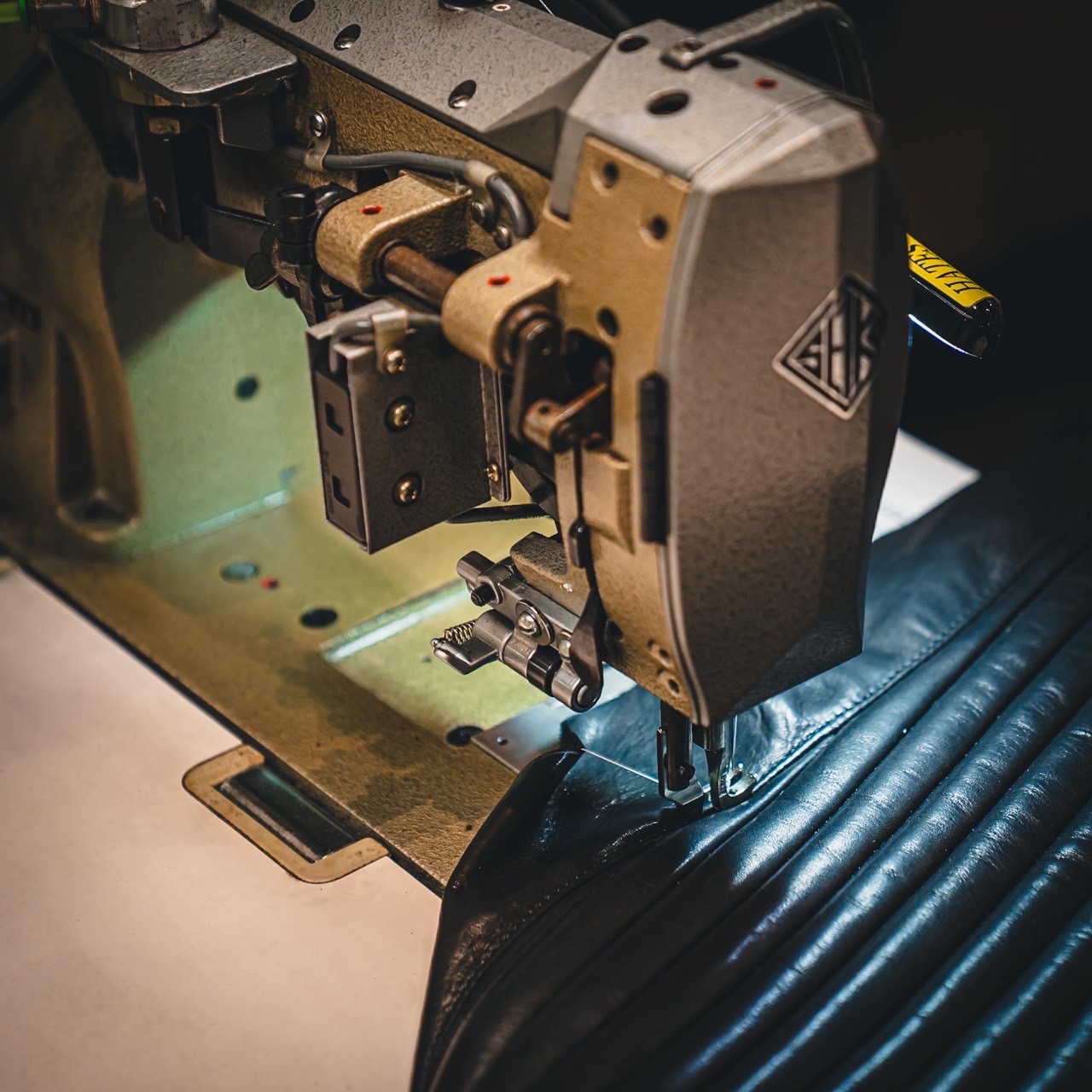 画像: HATES SEAT CO. | TUCK ROLL COBRA SEAT side to side 