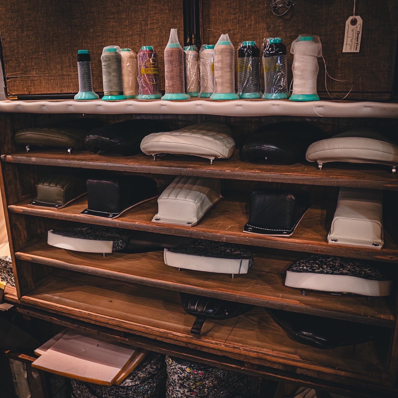 画像: HATES SEAT CO. | TUCK ROLL COBRA SEAT side to side 